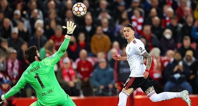 本菲卡绝杀里昂，卡瓦尼乌龙送礼英超